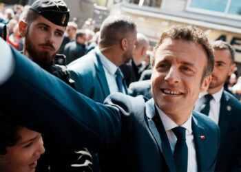 El futuro inmediato de Macron tras la caída de su gobierno