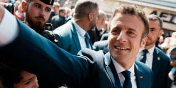 El futuro inmediato de Macron tras la caída de su gobierno