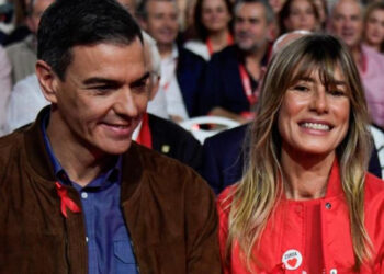 Esposa de Pedro Sánchez niega irregularidades ante la justicia