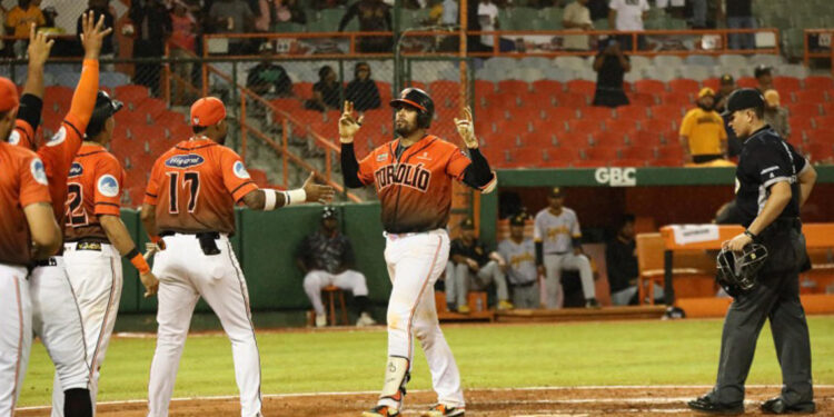 Grand Slam de Francisco Peña Da Victoria a Toros del Este Sobre Águilas Cibaeñas