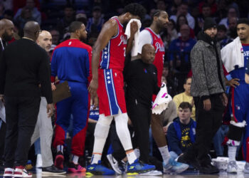 Joel Embiid sufre fractura en el seno nasal durante juego contra Indiana
