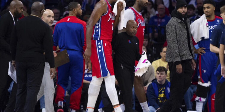 Joel Embiid sufre fractura en el seno nasal durante juego contra Indiana