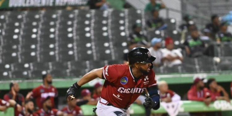 Kelvin Gutiérrez lidera blanqueada de los Gigantes 11-0 ante las Estrellas