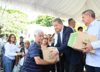 Leonel defiende cajas navideñas como método efectivo