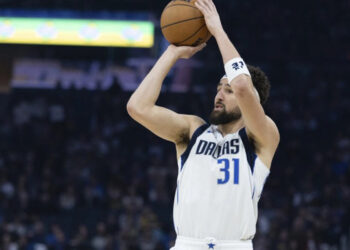 Mavericks y Warriors rompen récord de triples con 48 en un juego