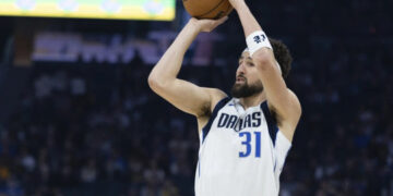 Mavericks y Warriors rompen récord de triples con 48 en un juego