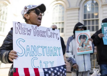 Migrantes piden protección a Adams por temor a Donald Trump