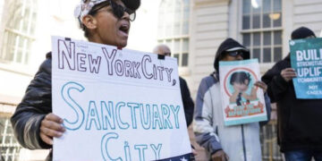 Migrantes piden protección a Adams por temor a Donald Trump