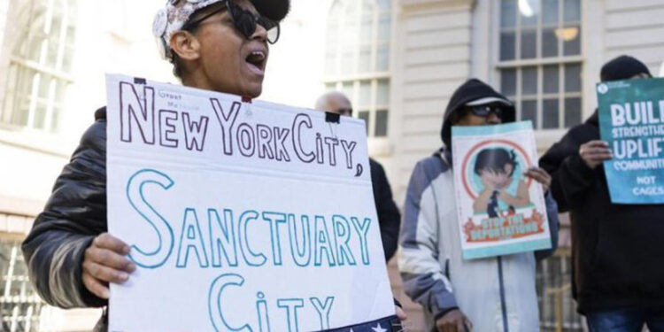 Migrantes piden protección a Adams por temor a Donald Trump