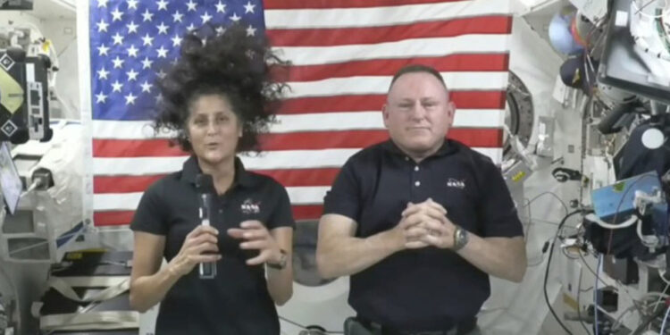 NASA retrasa regreso de astronautas hasta 2025