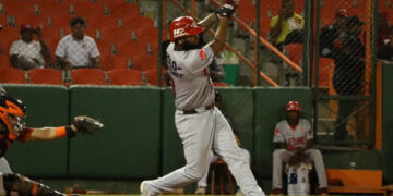 Navarro y Guzmán lideran rally que da triunfo a los Leones