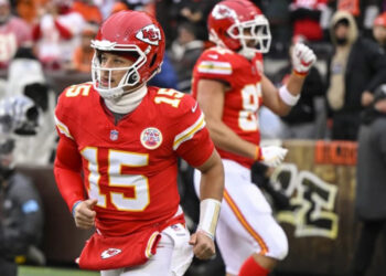 Patrick Mahomes sufre esguince alto de tobillo
