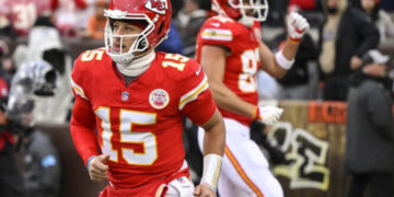 Patrick Mahomes sufre esguince alto de tobillo