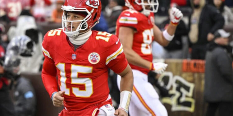 Patrick Mahomes sufre esguince alto de tobillo