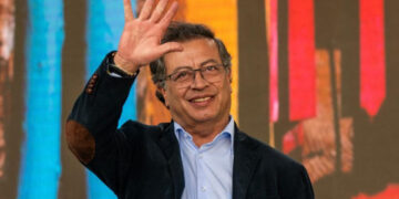 Petro y Lacalle Pou dialogan en Uruguay y destacan coincidencias