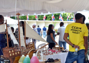 Presos dominicanos destacan en feria artesanal con creatividad y esfuerzo