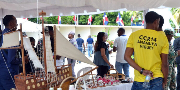 Presos dominicanos destacan en feria artesanal con creatividad y esfuerzo