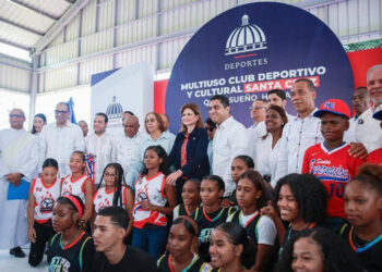 Raquel Peña y Kelvin Cruz inauguran techado en Quita Sueño
