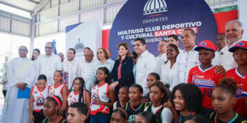 Raquel Peña y Kelvin Cruz inauguran techado en Quita Sueño