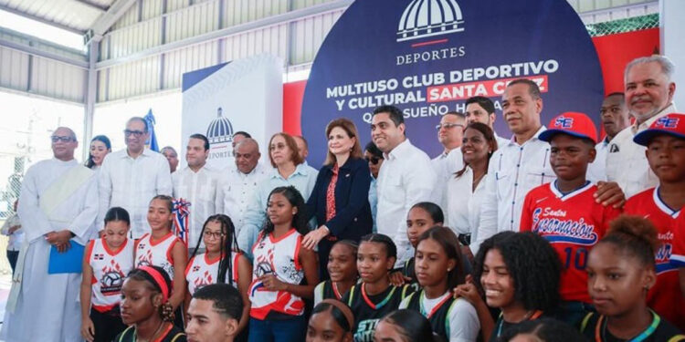 Raquel Peña y Kelvin Cruz inauguran techado en Quita Sueño