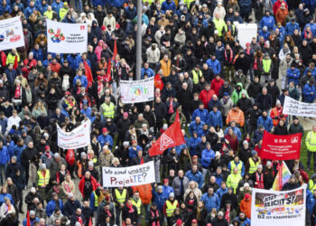 Trabajadores de Volkswagen en Alemania inician paros por recortes salariales