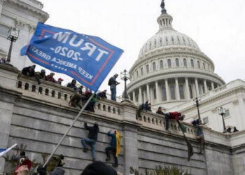 Trump promete indultos a asaltantes del Capitolio al reasumir Presidencia