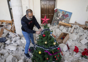 Un árbol de Navidad sobrevive entre las ruinas de una iglesia en Líbano