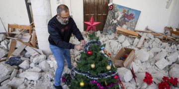 Un árbol de Navidad sobrevive entre las ruinas de una iglesia en Líbano