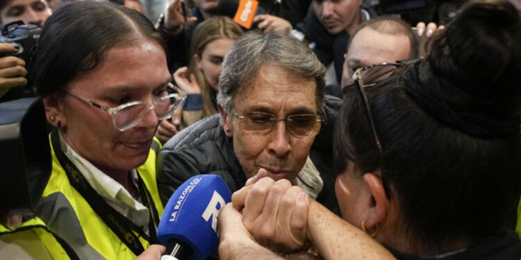 Víctimas del cártel de Medellín piden justicia tras regreso de Fabio Ochoa a Colombia