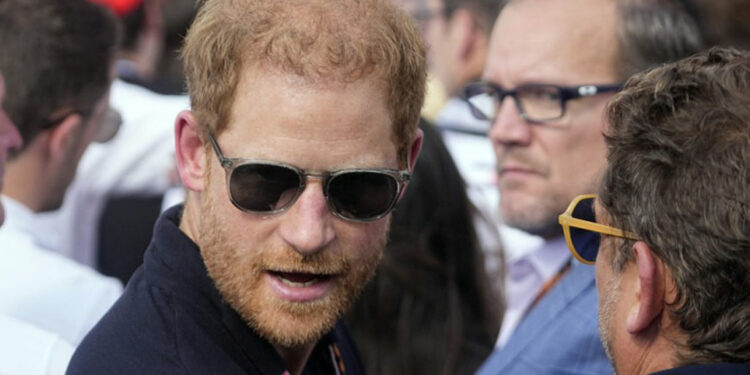 Harry y Watson celebran victoria contra tabloides de Murdoch
