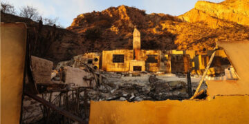 Incendios en Los Ángeles Dejan 11 Muertos, 13 Heridos y 153,000 Evacuados