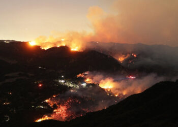 Incendios en Los Ángeles dejan 10 muertos y 10,000 estructuras destruidas
