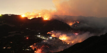 Incendios en Los Ángeles dejan 10 muertos y 10,000 estructuras destruidas