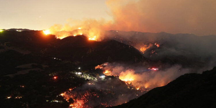 Incendios en Los Ángeles dejan 10 muertos y 10,000 estructuras destruidas