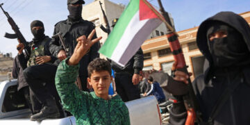 Israel Libera a 90 Prisioneros Palestinos Tras el Inicio de la Tregua en Gaza