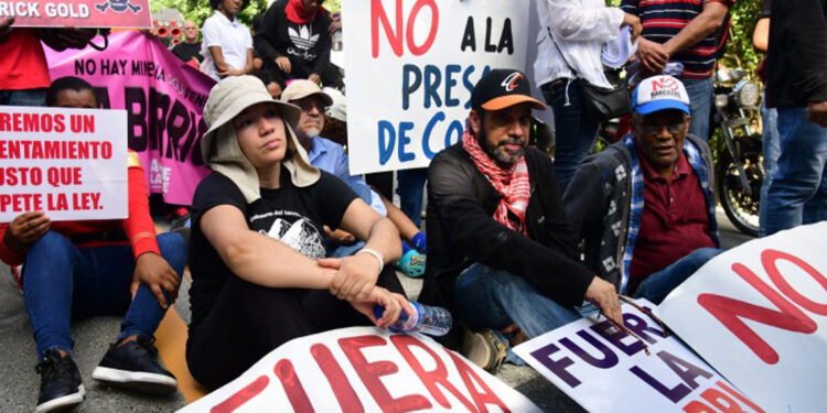 Marcha en Cotuí contra la Barrick Gold reúne a decenas de campesinos