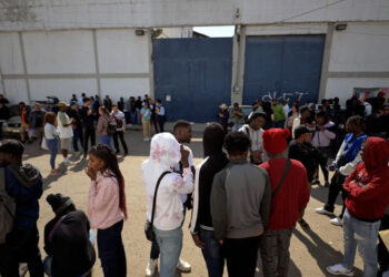 Migrantes varados en México tras cierre de fronteras en EE.UU. buscan refugio