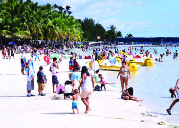 Miles celebran el Año Nuevo 2025 en la playa de Boca Chica