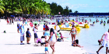 Miles celebran el Año Nuevo 2025 en la playa de Boca Chica
