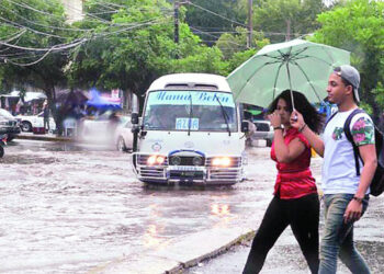 Vaguada trae lluvias y sigue el oleaje anormal en RD