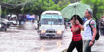 Vaguada trae lluvias y sigue el oleaje anormal en RD