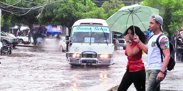 Vaguada trae lluvias y sigue el oleaje anormal en RD