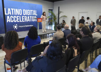 Automatización amenaza empleos latinos y agrava la brecha digital