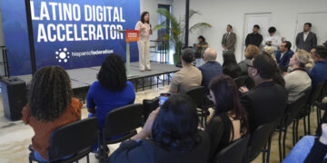 Automatización amenaza empleos latinos y agrava la brecha digital