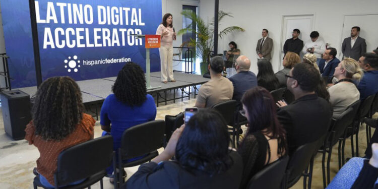 Automatización amenaza empleos latinos y agrava la brecha digital