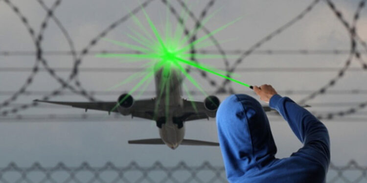 Cesac y Aviación Civil endurecen medidas contra ataques con láser