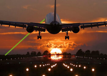 Denuncian uso ilegal de rayos láser contra aviones en RD
