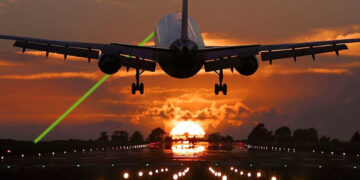 Denuncian uso ilegal de rayos láser contra aviones en RD