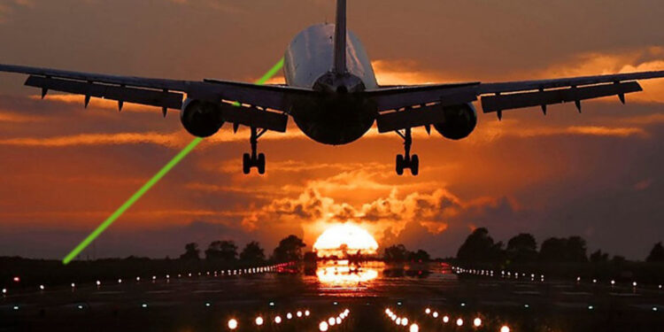 Denuncian uso ilegal de rayos láser contra aviones en RD