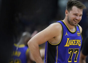 Lakers, con 32 puntos de Doncic, frenan la racha de los Nuggets